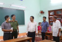 Chủ tịch UBND tỉnh Nguyễn Phi Long (giữa) kiểm tra điểm thi Quốc học Quy Nhơn.