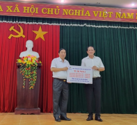Ông Phan Thanh Liêm - Phó Giám đốc Sở tiếp nhận quà tặng